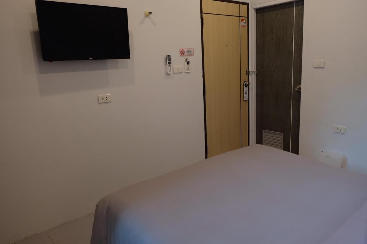 Minimal House Patong (Adults Only) Hostel Exterior photo